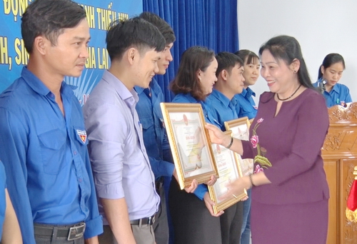 ĐC Huỳnh Nữ Thu Hà - Phó CT UBND tỉnh trao bằng khen cho các cá nhân và tập thể đạt thành tích xuất sắc